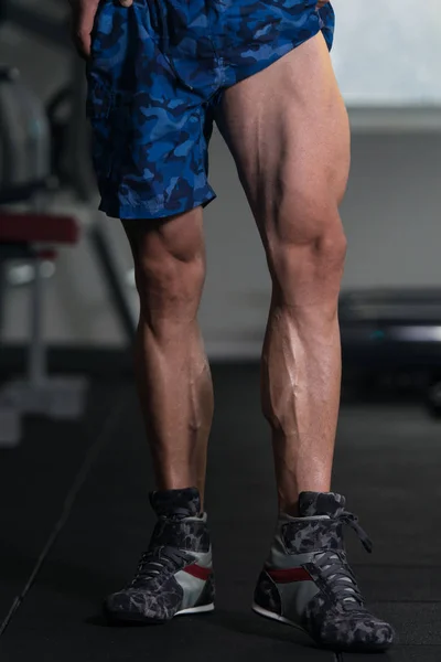 Close-up de pernas de homem pronto para o esporte competitivo — Fotografia de Stock