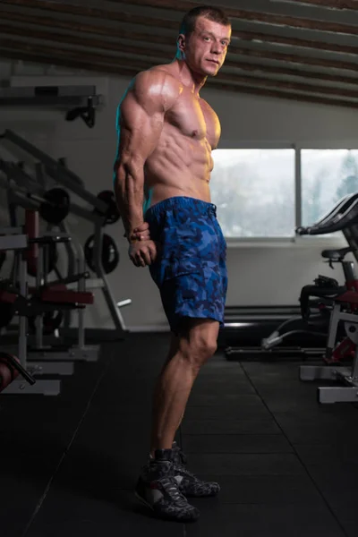 In forma uomo mostrando la sua ben addestrato corpo — Foto Stock