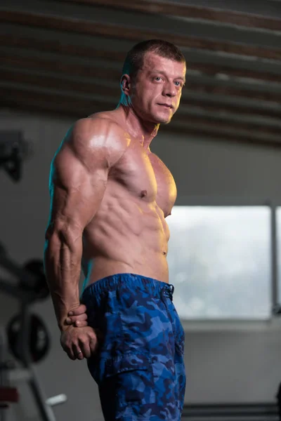 Bodybuilder Flexing Muscles — Stock Photo, Image