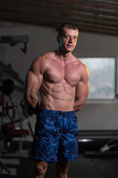 Portret sprawny fizycznie mięśni młody człowiek — Zdjęcie stockowe