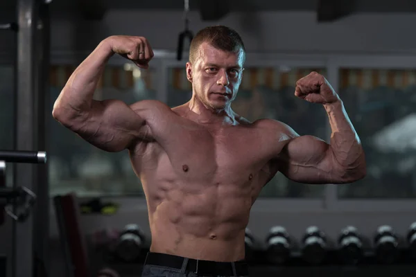 Kulturista Fitness Model představuje dvojitý Biceps po cvičení — Stock fotografie