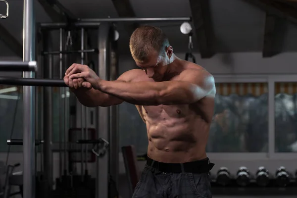 Trött tränare efter träning med Gym vikter — Stockfoto