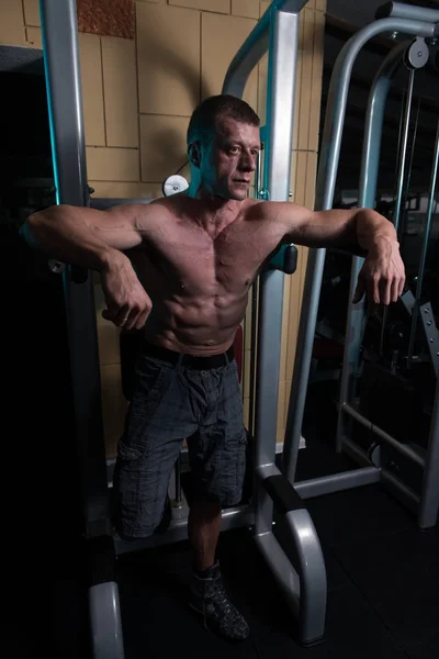 Entrenador cansado después del entrenamiento con pesas de gimnasio —  Fotos de Stock