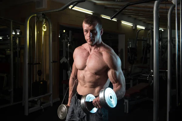 Člověk cvičit Biceps — Stock fotografie