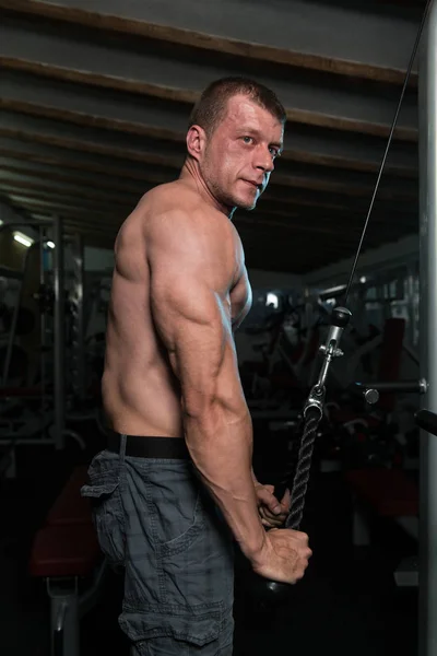 Człowieka, ćwiczenia na Triceps na siłowni — Zdjęcie stockowe