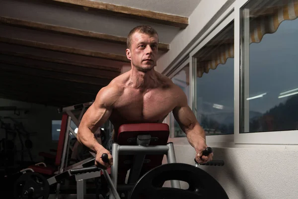 Hombre muscular haciendo ejercicio de peso pesado para la espalda — Foto de Stock