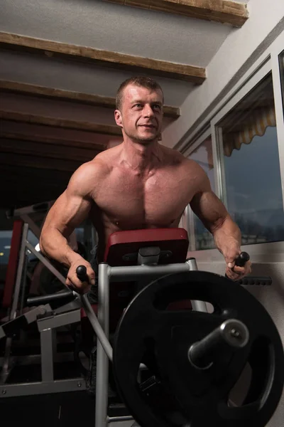 Homem muscular fazendo exercício de peso pesado para as costas — Fotografia de Stock