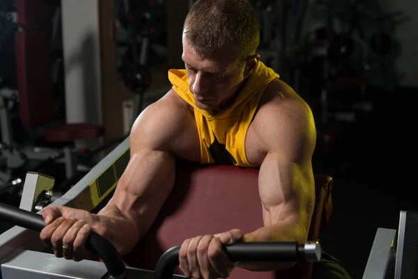 Hombre ejercitando bíceps en el gimnasio — Foto de Stock
