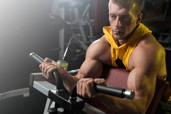 Hombre muscular ejercitando bíceps — Foto de Stock