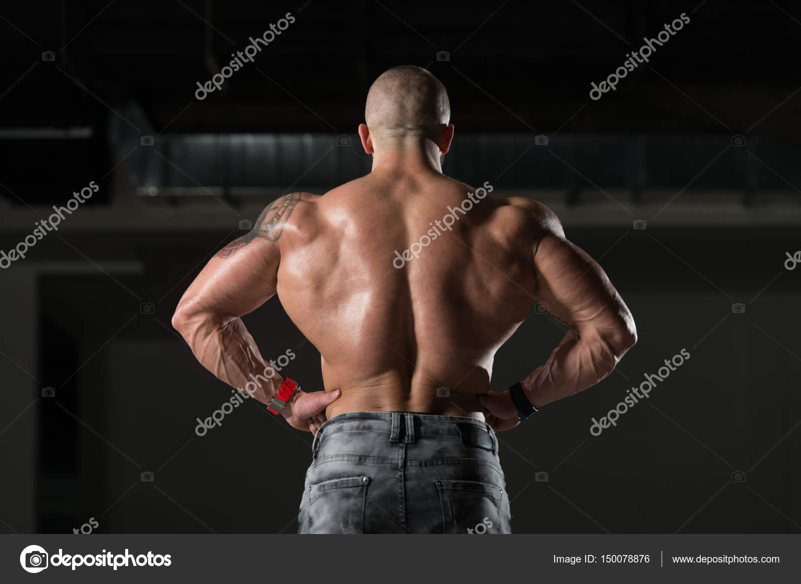 Muscular Man Flexing Back Muscles Pose Stock Photo by ©ibrak 150078876