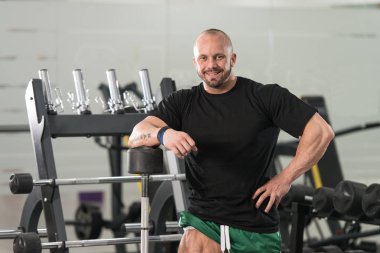 Spor salonunda egzersiz sonrası dinlenmek atlet