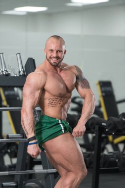 spor salonunda duran ciddi vücut geliştirmeci