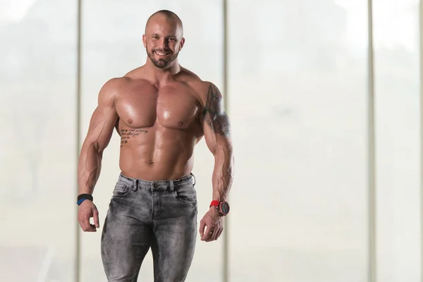 Retrato de un joven musculoso físicamente en forma — Foto de Stock