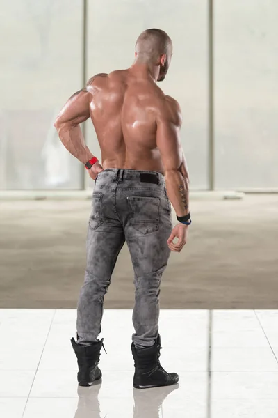 Bel homme flexion muscles — Photo