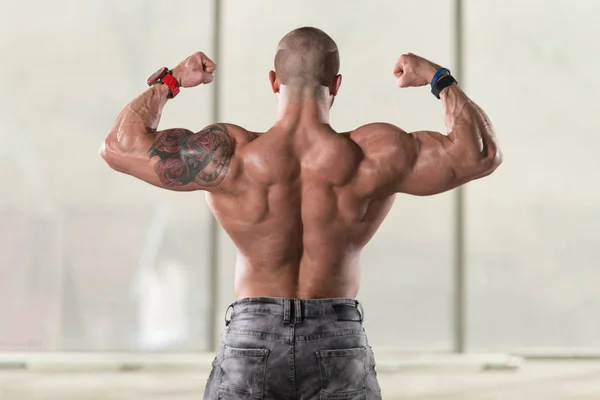 Bodybuilder Fitness Model Posant des biceps doubles après des exercices — Photo