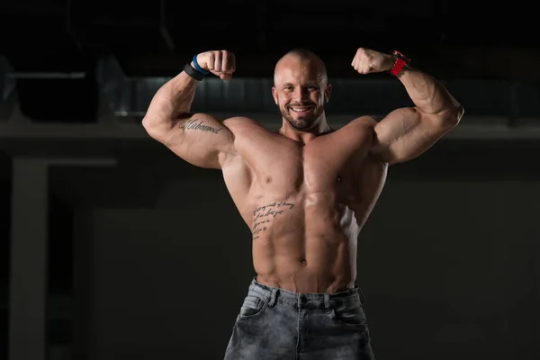 Modelo da aptidão do halterofilista que possua bíceps dobro após exercícios — Fotografia de Stock