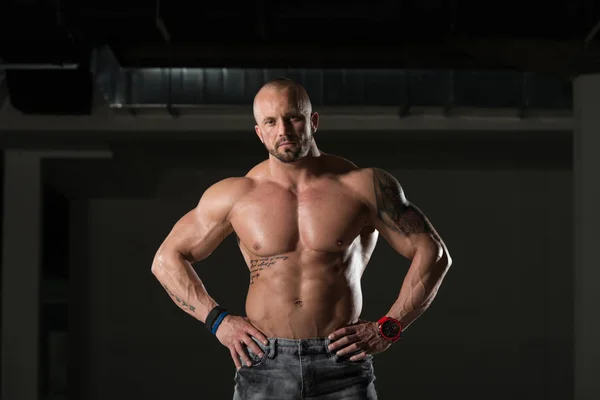 Handsome Muscular Man Flexing Muscles In Gym — Stock Photo, Image