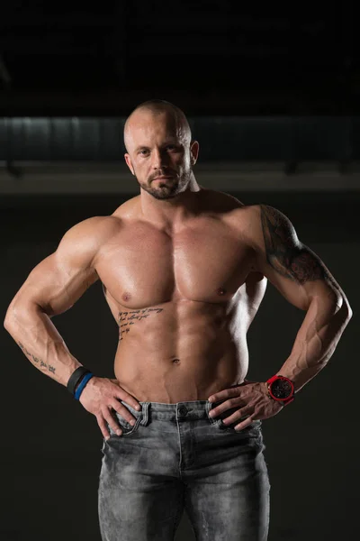 Retrato de un joven musculoso físicamente en forma — Foto de Stock