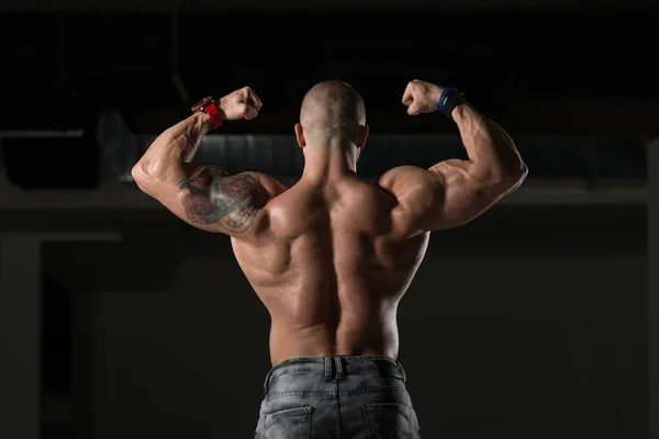 Bodybuilder Fitness Model Posant des biceps doubles après des exercices — Photo