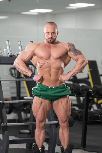 Człowiek, pokazując jego ciało dobrze wyszkolonych w siłowni — Zdjęcie stockowe
