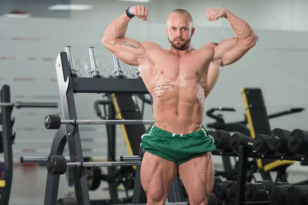 Bodybuilder lässt Muskeln spielen — Stockfoto