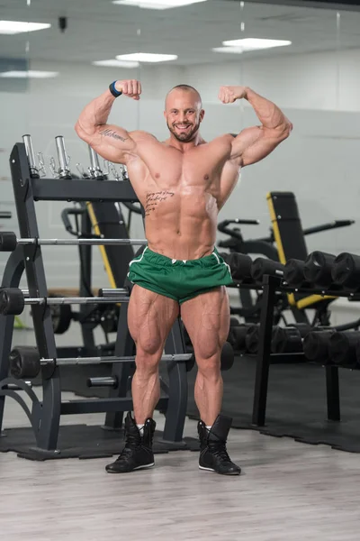 Man met zijn goed getraind lichaam In sportschool — Stockfoto