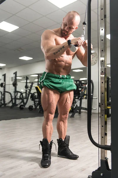 Bodybuilder να κάνει έντονη άσκηση για τρικέφαλος μύς με καλώδιο — Φωτογραφία Αρχείου