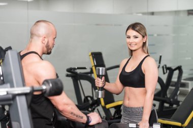 Pazı Dumbbells ile egzersiz yaparak genç Çift