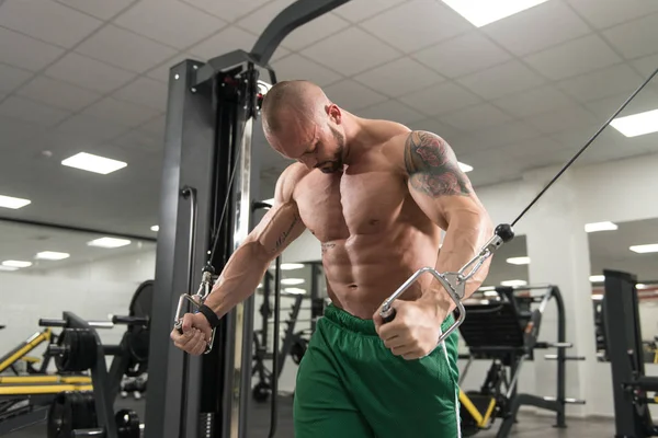 Hombre haciendo ejercicio para bíceps en la máquina de cable —  Fotos de Stock