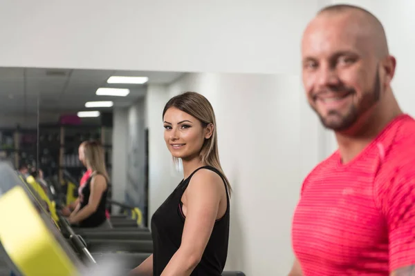 Palestra allenatore aiutare donna sul tapis roulant — Foto Stock