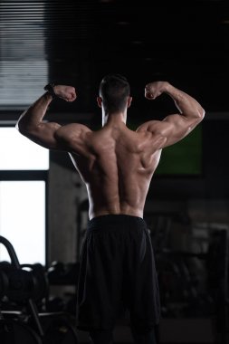 Vücut geliştirmeci Fitness Model çifte kol kası egzersizleri sonra poz