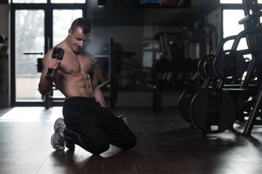 Pazı egzersiz Dumbbells ile adam