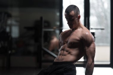 Pazı egzersiz bir spor salonunda Dumbbells ile