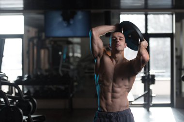 Egzersiz Abs ağırlıkları ile genç adam