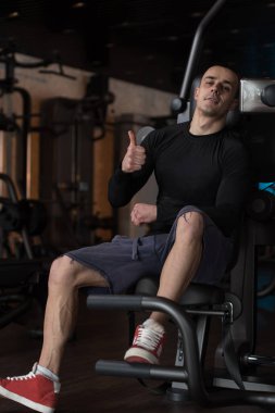 Spor salonu ağırlıkları ile eğitimden sonra yorgun eğitmen