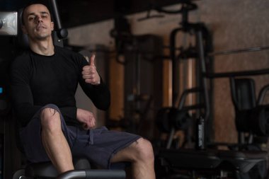 adam bir egzersiz yaptıktan sonra spor salonunda aittir.