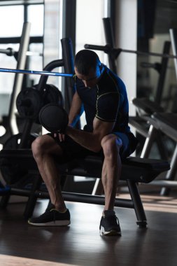 Pazı egzersiz Dumbbells ile adam