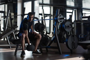 pazı dumbbells ile egzersiz vücut geliştirmeci