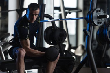 Pazı egzersiz bir spor salonunda Dumbbells ile