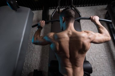 Spor salonunda egzersiz vücut geliştirmeci