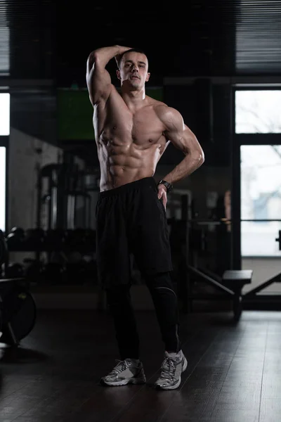 Hombre mostrando el músculo abdominal — Foto de Stock