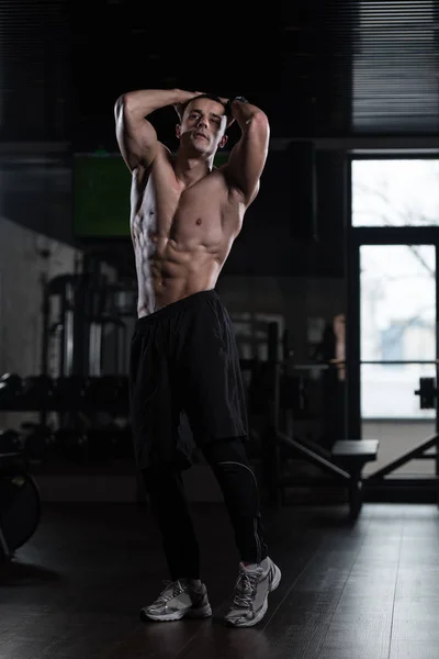 Hombre sano con paquete de seis —  Fotos de Stock