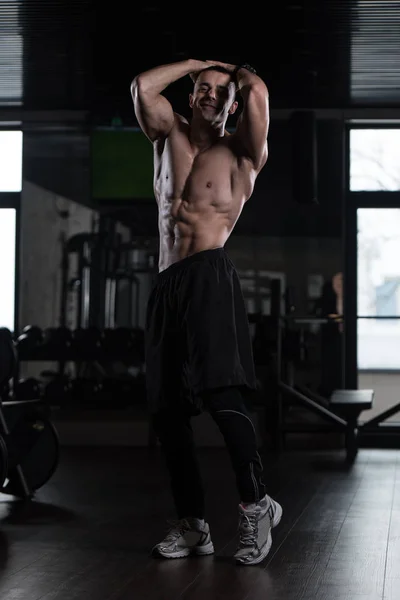 Gesunder Mann zeigt Bauchmuskeln — Stockfoto