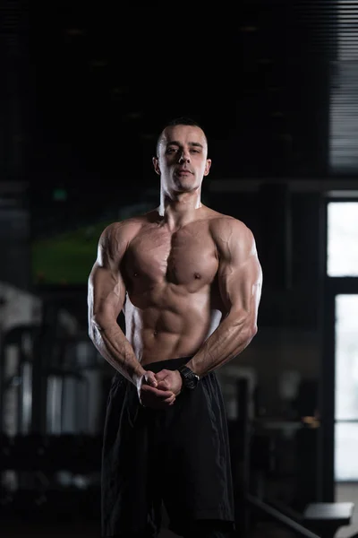 Hombre sano mostrando músculo abdominal — Foto de Stock
