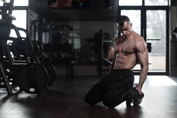 Bodybuilder Exercising Biceps With Dumbbells — Stock Photo, Image