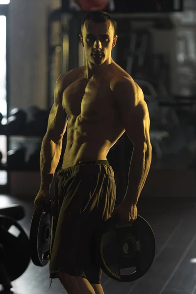 Abdominales de entrenamiento de hombre saludable con pesas — Foto de Stock