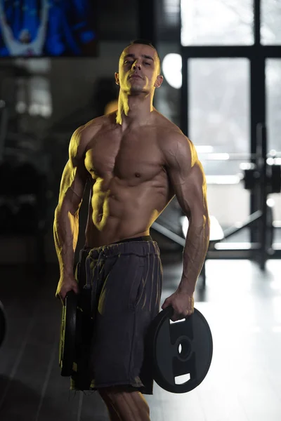 Jeune homme séance d'entraînement Abs avec poids — Photo