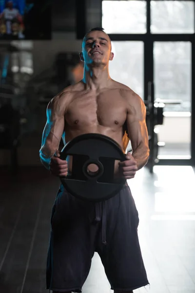 Musclé homme séance d'entraînement Abs avec des poids — Photo