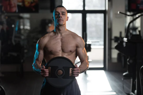 若い男の重みを持つトレーニング腹筋 — ストック写真
