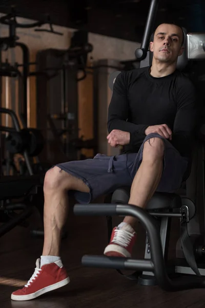 Adam sağlıklı Club spor salonunda dinlenme — Stok fotoğraf